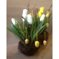 Тюльпаны в гнезде с пасхальными яйцами
