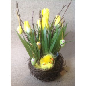 Тюльпаны в гнезде с цыплятами и пасхальными яйцами