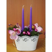 Композиция с розовыми орхидеями и свечками