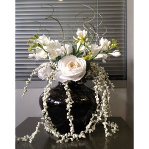Новогодняя свадебная композиция из фрезии, капустной розы и белого амаранта подходит и для свадебного оформления,и для новогоднего. Продается без вазы