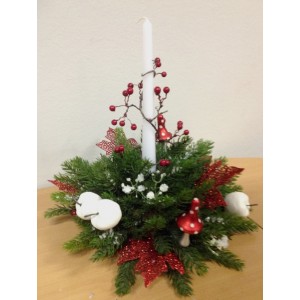 Новогодняя композиция на стол в бело-красных тонах со свечой передает зимнее очарование. Рождественский сосновый полушар будет прекрасным украшением как праздничного стола, так и подарком на Рождество.