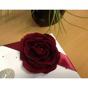  Праздничное украшение подарочной упаковки (коробки)-роза с атласной лентой