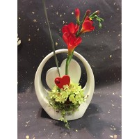 Керамическая ваза-подсвечник TIZIANO Сердце Лоретта,18 см c красной фрезией