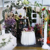 Свадебная арка украшенная искусственными цветами