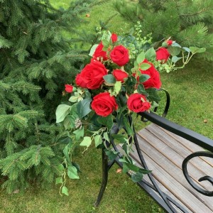 Композиция "Красные розы Латина с зеленью"