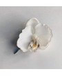 Заколка - брошь с маленькой белой орхидеей
