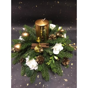 Новогодняя композиция в золоте со свечой передает зимнее настроение. Рождественский сосновый полушар будет прекрасным украшением как праздничного стола, так и подарком на Рождество.