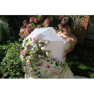 Купить свадебный зонтик из искусственных цветов для фотосессии