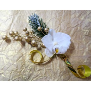 Новогоднее украшение подарочной упаковки (коробки)-веточка хвои с золотой гирляндой и белой орхидеей