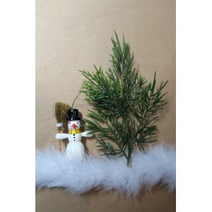 Новогоднее украшение подарочной упаковки (коробки) - снеговичок под елочкой на снегу
