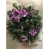 Новогодний венок с заснеженными фиолетовыми розами