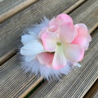 Заколка - брошь с крупным цветком (розовая гортензия, кремовая фрезия, пушистая гирлянда)